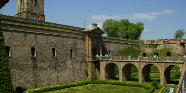 Photo credit: "Castell de Montjuic - Fossat entrada - Barcelona (Catalonia)" by :Puigalder - Own work. Licensed under Public Domain via Wikimedia Commons.